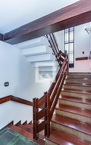 Casa à venda com 312m², 3 quartos e 5 vagas Casa à venda com 312m², 3 quartos e 5 vagasEscada