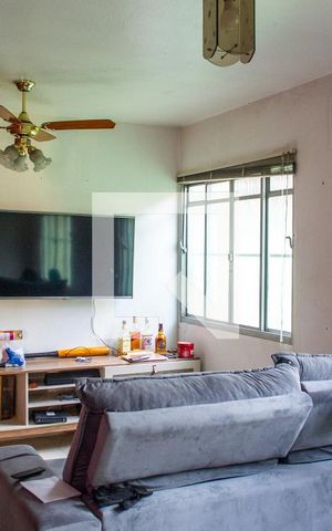 Casa à venda com 193m², 5 quartos e 2 vagas Casa à venda com 193m², 5 quartos e 2 vagasSala