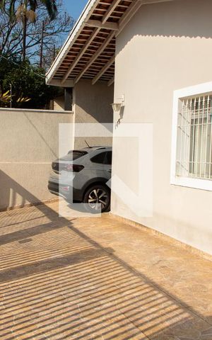 Casa à venda com 250m², 3 quartos e 3 vagas Casa à venda com 250m², 3 quartos e 3 vagasÁREA EXTERNA FRENTE