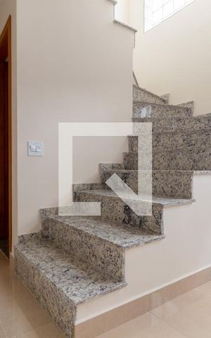 Casa à venda com 148m², 4 quartos e 3 vagas Casa à venda com 148m², 4 quartos e 3 vagasEscada