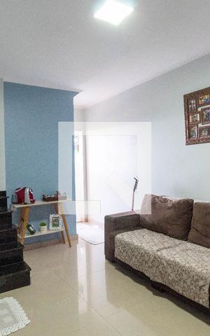Casa à venda com 175m², 3 quartos e 2 vagas Casa à venda com 175m², 3 quartos e 2 vagasSala