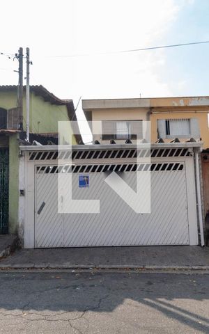 Casa à venda com 175m², 3 quartos e 2 vagas Casa à venda com 175m², 3 quartos e 2 vagasFachada
