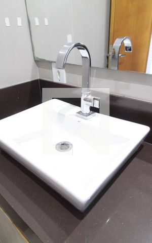 Casa para alugar com 70m², 2 quartos e 2 vagasBanheiro Social