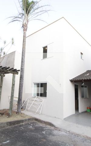 Casa para alugar com 70m², 2 quartos e 2 vagasFachada
