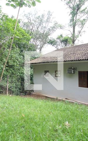 Casa à venda com 1400m², 3 quartos e 6 vagasFundos