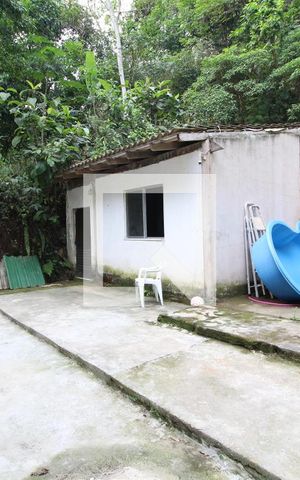 Casa à venda com 1400m², 3 quartos e 6 vagasFundos