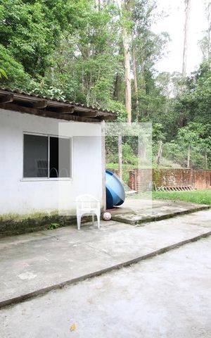 Casa à venda com 1400m², 3 quartos e 6 vagasFundos