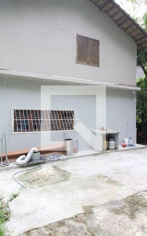 Casa à venda com 1400m², 3 quartos e 6 vagasFundos