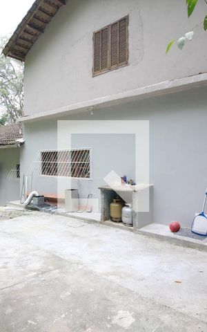 Casa à venda com 1400m², 3 quartos e 6 vagasFundos