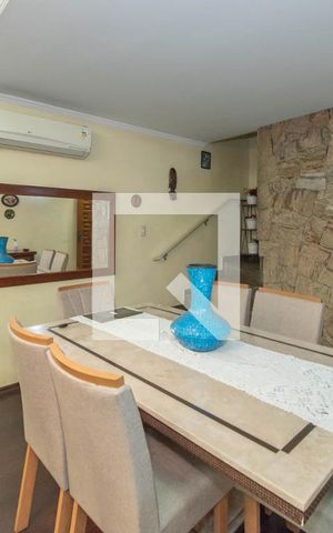 Casa à venda com 280m², 4 quartos e 3 vagas Casa à venda com 280m², 4 quartos e 3 vagasSala