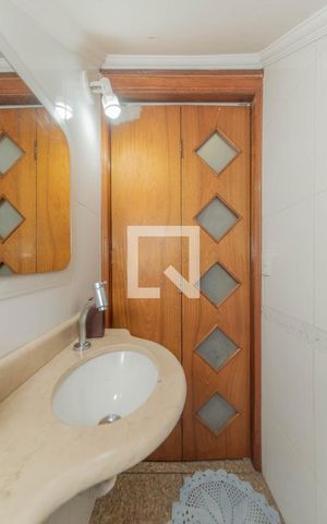 Casa à venda com 280m², 4 quartos e 3 vagas Casa à venda com 280m², 4 quartos e 3 vagasLavabo