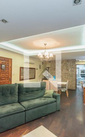 Casa à venda com 280m², 4 quartos e 3 vagas Casa à venda com 280m², 4 quartos e 3 vagasSala