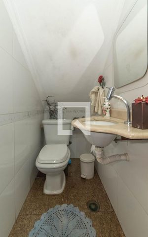 Casa à venda com 280m², 4 quartos e 3 vagas Casa à venda com 280m², 4 quartos e 3 vagasLavabo
