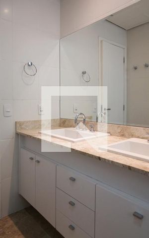 Apartamento à venda com 112m², 2 quartos e 2 vagas Apartamento à venda com 112m², 2 quartos e 2 vagasBanheiro da Suíte 1