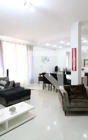 Casa à venda com 318m², 4 quartos e 4 vagasSala