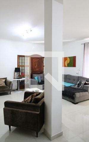 Casa à venda com 318m², 4 quartos e 4 vagasSala