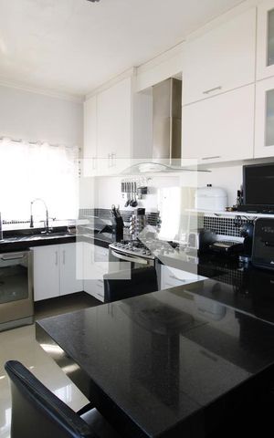 Casa à venda com 318m², 4 quartos e 4 vagasCozinha
