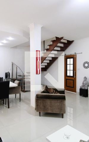 Casa à venda com 318m², 4 quartos e 4 vagasSala