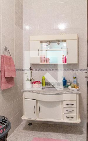 Casa à venda com 215m², 3 quartos e 1 vagaBanheiro da suíte