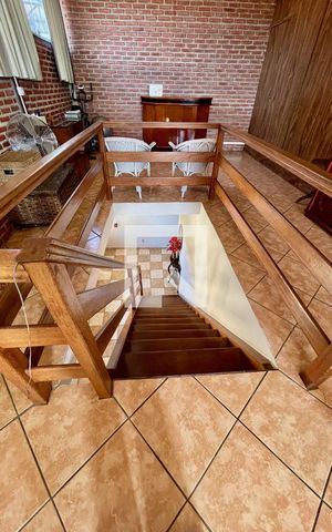 Casa à venda com 300m², 5 quartos e 4 vagas Casa à venda com 300m², 5 quartos e 4 vagasEscada