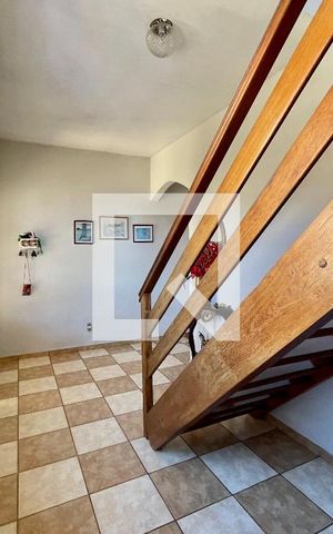 Casa à venda com 300m², 5 quartos e 4 vagas Casa à venda com 300m², 5 quartos e 4 vagasEscada