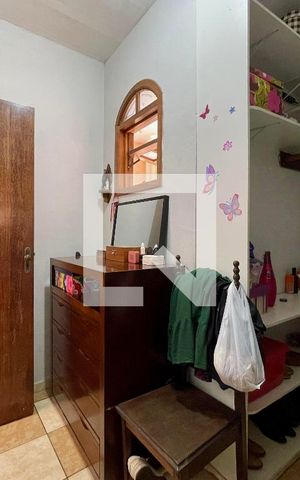 Casa à venda com 300m², 5 quartos e 4 vagas Casa à venda com 300m², 5 quartos e 4 vagasCloset