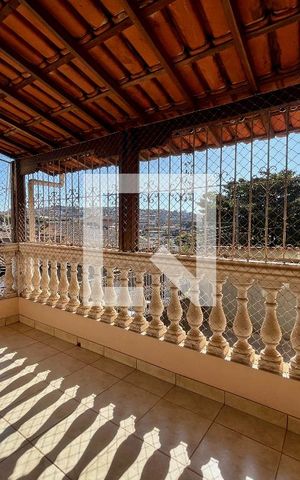 Casa à venda com 300m², 5 quartos e 4 vagas Casa à venda com 300m², 5 quartos e 4 vagasVaranda