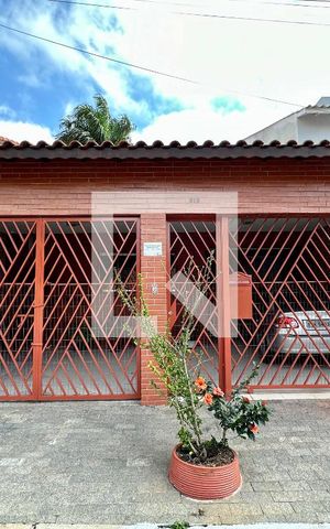 Casa para alugar com 80m², 4 quartos e 2 vagas Casa para alugar com 80m², 4 quartos e 2 vagasFachada