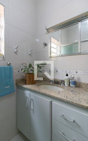 Casa para alugar com 80m², 4 quartos e 2 vagas Casa para alugar com 80m², 4 quartos e 2 vagasBanheiro
