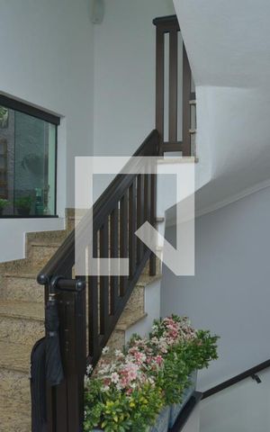 Casa à venda com 300m², 3 quartos e 4 vagasEscada