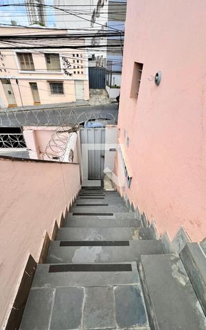 Casa à venda com 350m², 4 quartos e 4 vagas Casa à venda com 350m², 4 quartos e 4 vagasEscada
