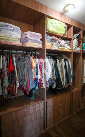 Apartamento à venda com 145m², 3 quartos e 2 vagas Apartamento à venda com 145m², 3 quartos e 2 vagasCloset