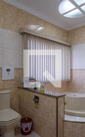 Casa para alugar com 340m², 4 quartos e 4 vagas Casa para alugar com 340m², 4 quartos e 4 vagasBanheiro da Suíte 1