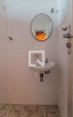Casa para alugar com 320m², 3 quartos e 4 vagas Casa para alugar com 320m², 3 quartos e 4 vagasBanheiro de serviço