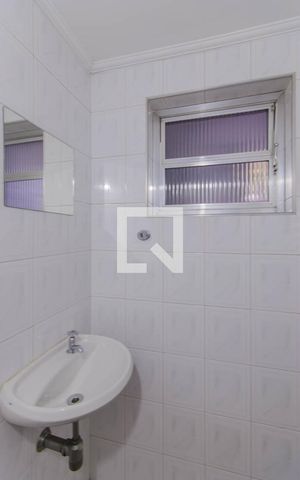 Casa para alugar com 320m², 3 quartos e 4 vagas Casa para alugar com 320m², 3 quartos e 4 vagasBanheiro da Garagem