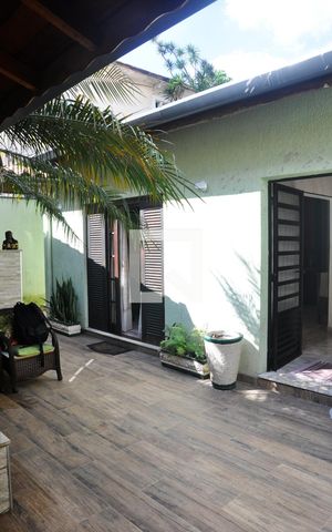 Casa à venda com 203m², 4 quartos e 4 vagas Casa à venda com 203m², 4 quartos e 4 vagasQuintal