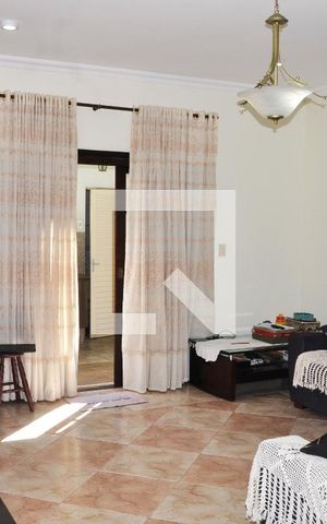 Casa à venda com 203m², 4 quartos e 4 vagas Casa à venda com 203m², 4 quartos e 4 vagasSala