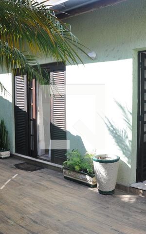 Casa à venda com 203m², 4 quartos e 4 vagas Casa à venda com 203m², 4 quartos e 4 vagasQuintal