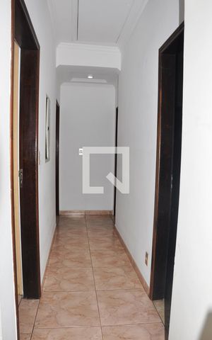 Casa à venda com 203m², 4 quartos e 4 vagas Casa à venda com 203m², 4 quartos e 4 vagasCorredor Quartos