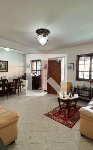 Casa de condomínio à venda com 182m², 4 quartos e 3 vagasSala
