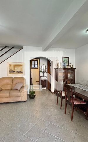 Casa de condomínio à venda com 182m², 4 quartos e 3 vagasSala
