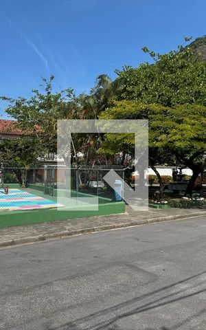 Casa de condomínio à venda com 182m², 4 quartos e 3 vagasÁrea comum