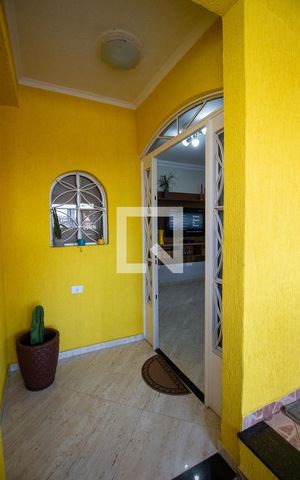 Casa à venda com 175m², 4 quartos e 2 vagas Casa à venda com 175m², 4 quartos e 2 vagasVaranda