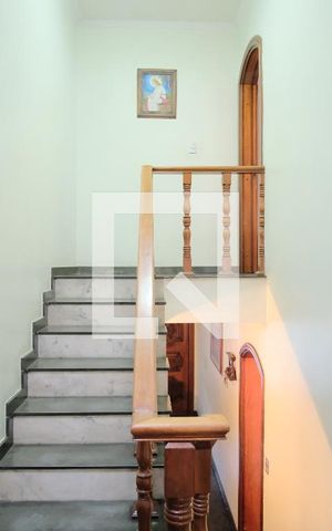 Casa à venda com 650m², 5 quartos e 4 vagasEscada para Suíte
