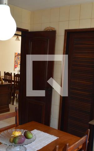 Casa de condomínio à venda com 370m², 5 quartos e 4 vagas Casa de condomínio à venda com 370m², 5 quartos e 4 vagasCozinha