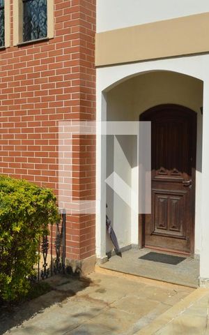Casa de condomínio à venda com 370m², 5 quartos e 4 vagas Casa de condomínio à venda com 370m², 5 quartos e 4 vagasEntrada