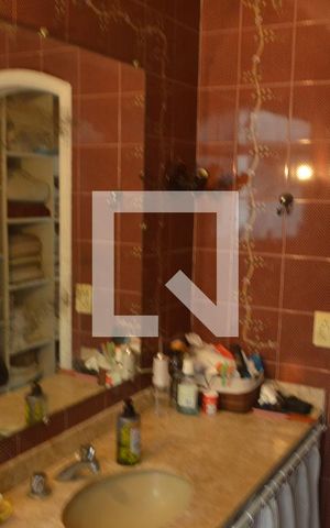 Casa de condomínio à venda com 370m², 5 quartos e 4 vagas Casa de condomínio à venda com 370m², 5 quartos e 4 vagasBanheiro da Suíte