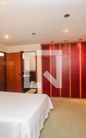 Casa de condomínio para alugar com 300m², 4 quartos e 5 vagasSuíte