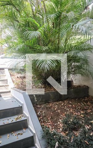 Casa de condomínio para alugar com 300m², 4 quartos e 5 vagasEscada Saida