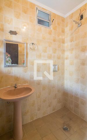 Casa à venda com 229m², 2 quartos e 2 vagas Casa à venda com 229m², 2 quartos e 2 vagasBanheiro Edícula